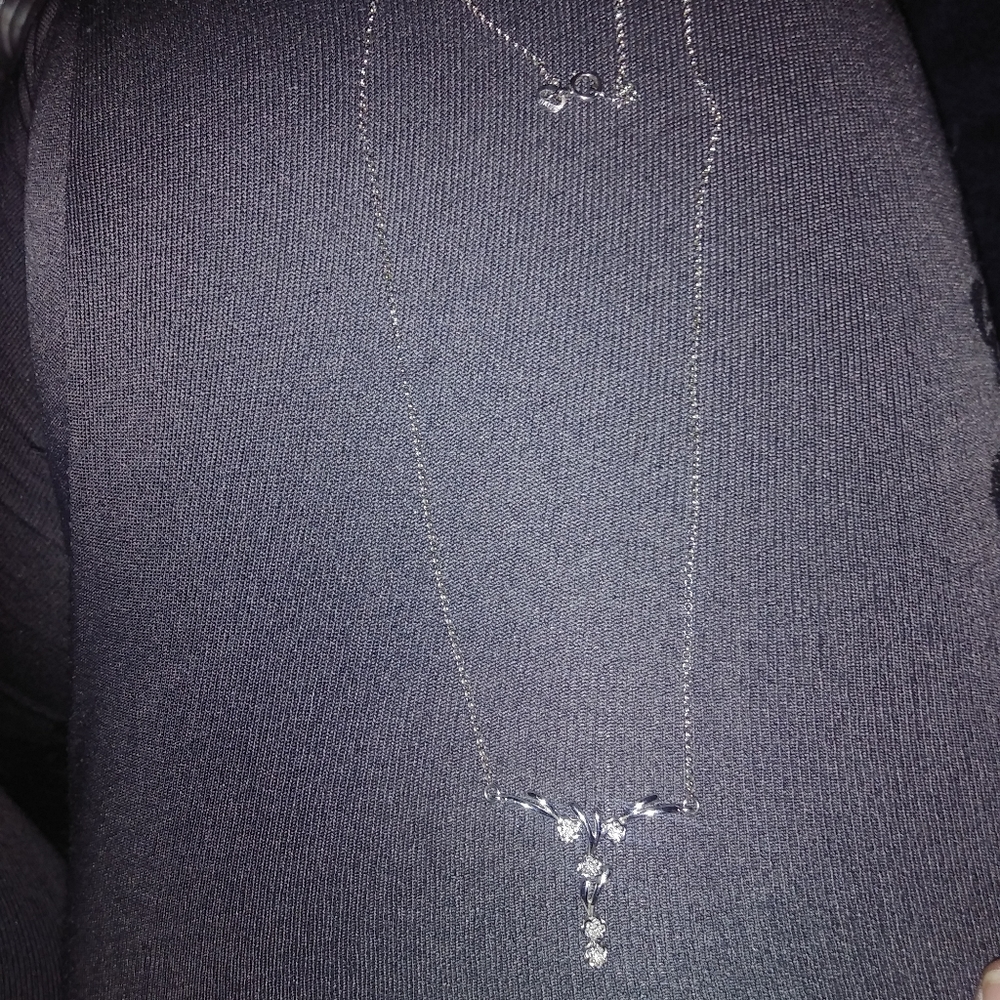 White cold necklace with pendant and earings